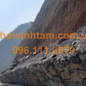 Rọ đá được sản xuất từ lưới thép mạ kẽm hoặc bọc PVC, có độ bền cao và khả năng chống ăn mòn.