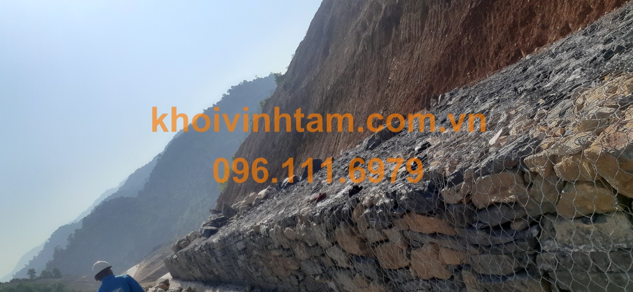 Rọ đá được sản xuất từ lưới thép mạ kẽm hoặc bọc PVC, có độ bền cao và khả năng chống ăn mòn.